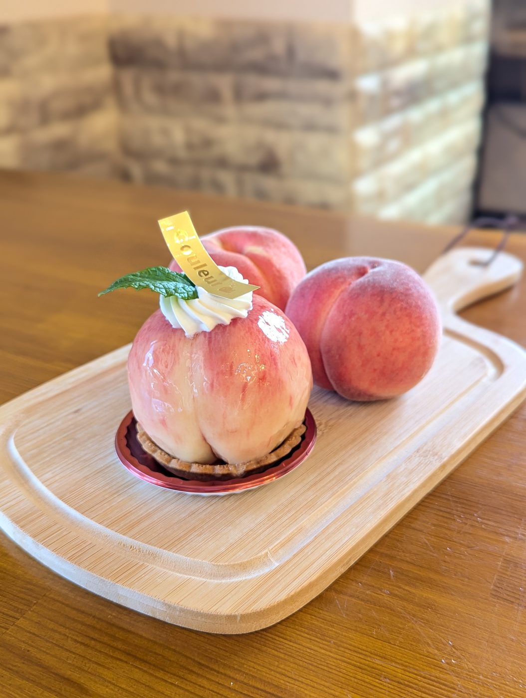 桃を丸ごと1玉使った「まるもも」のケーキ