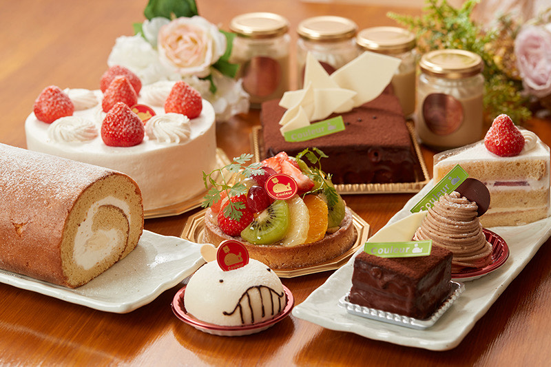 くじらのケーキやタルトなどクルールの生菓子の盛り合わせ