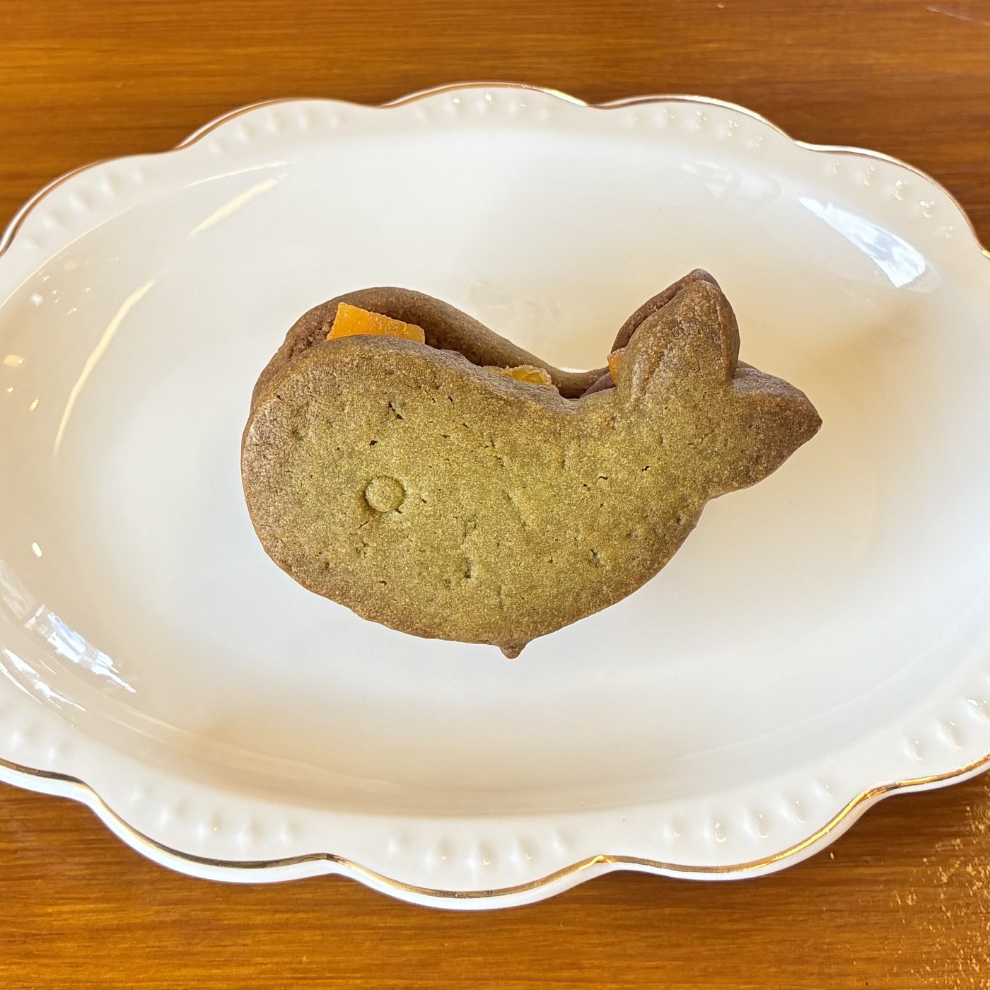宇治抹茶の生地であんことドライあんずをサンドしたクジラ型くじらサンド