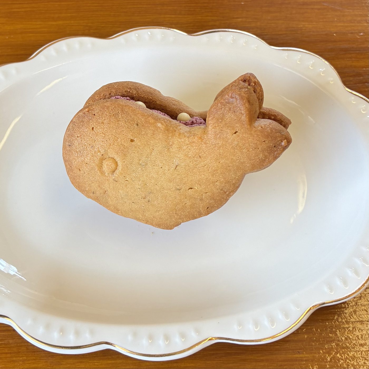 カシスのバタークリームをサンドしたクジラ型くじらサンド