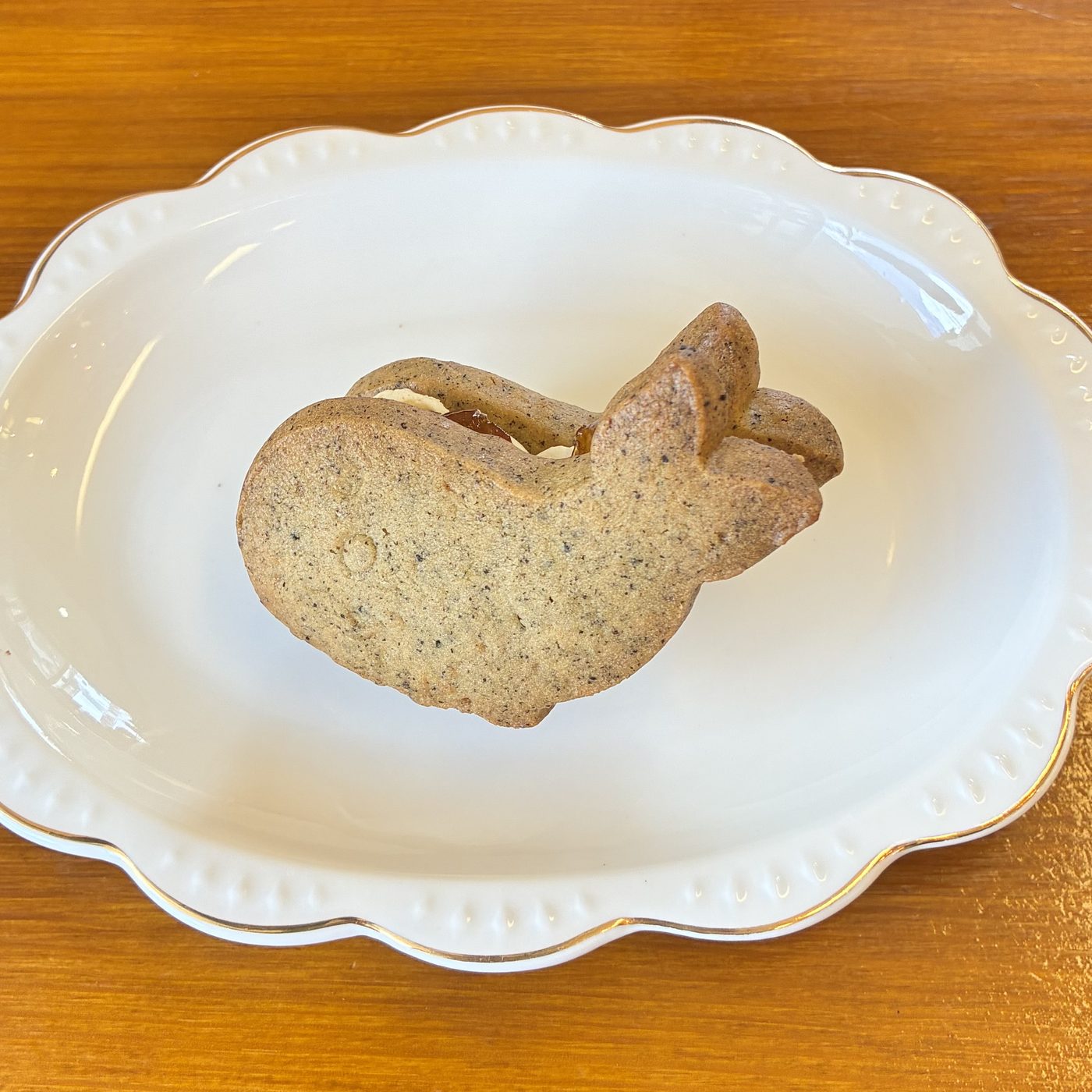 紅茶葉を練り込んだ生地のクジラ型くじらサンド