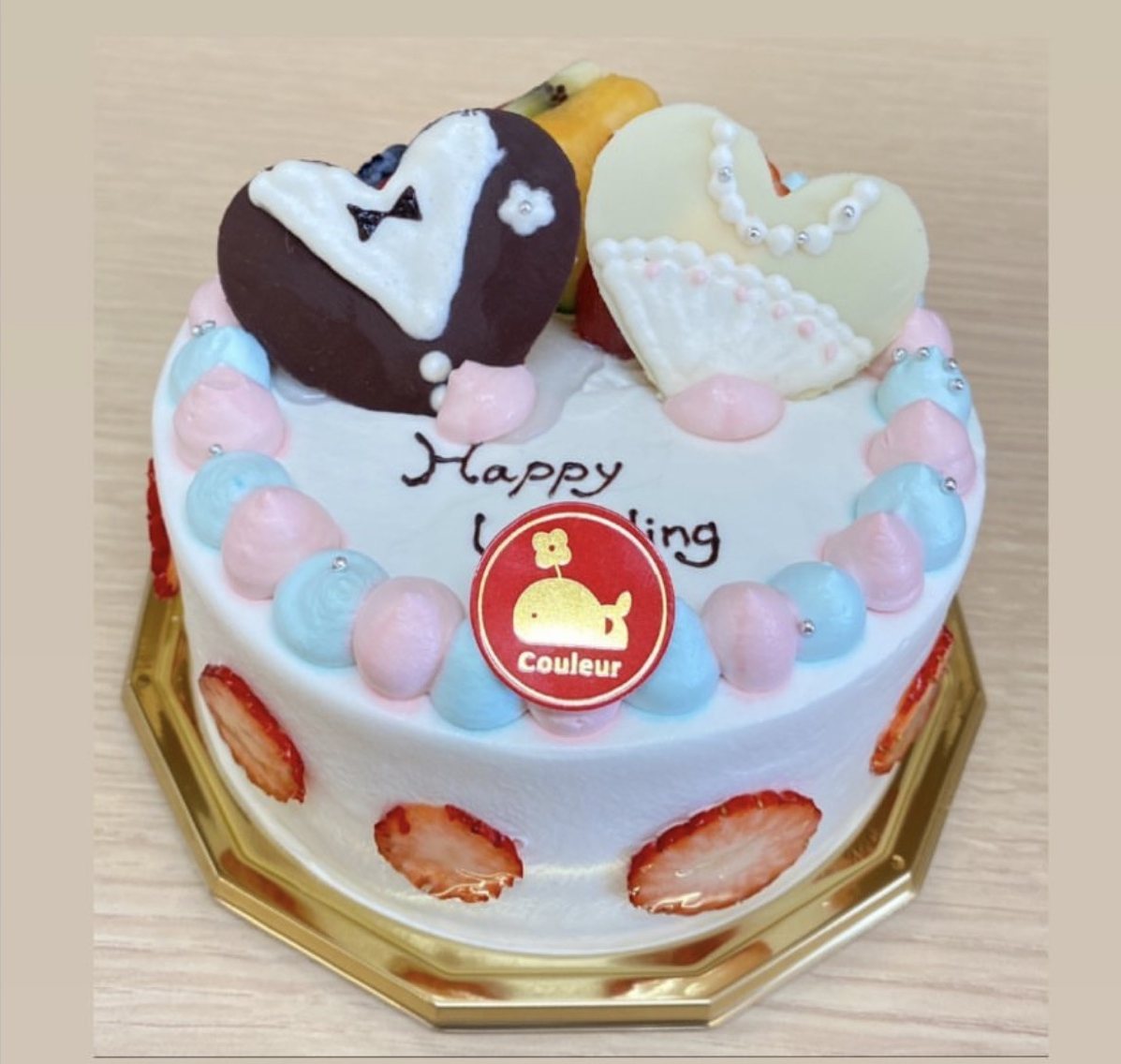 タキシードとウエディングドレスのチョコレートを飾ったウエディングケーキ