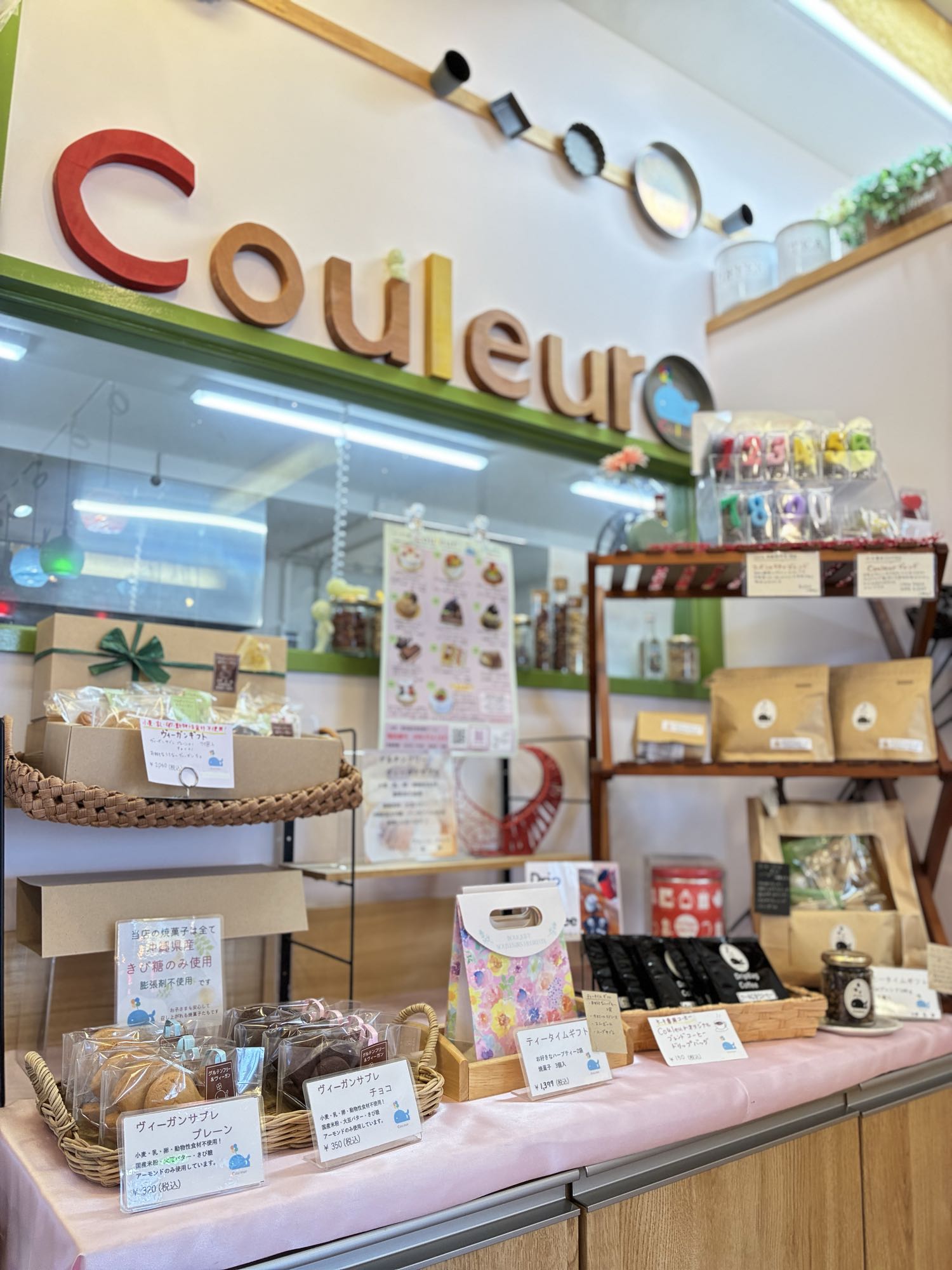 Couleur のロゴサインが掲げられた店内カウンター