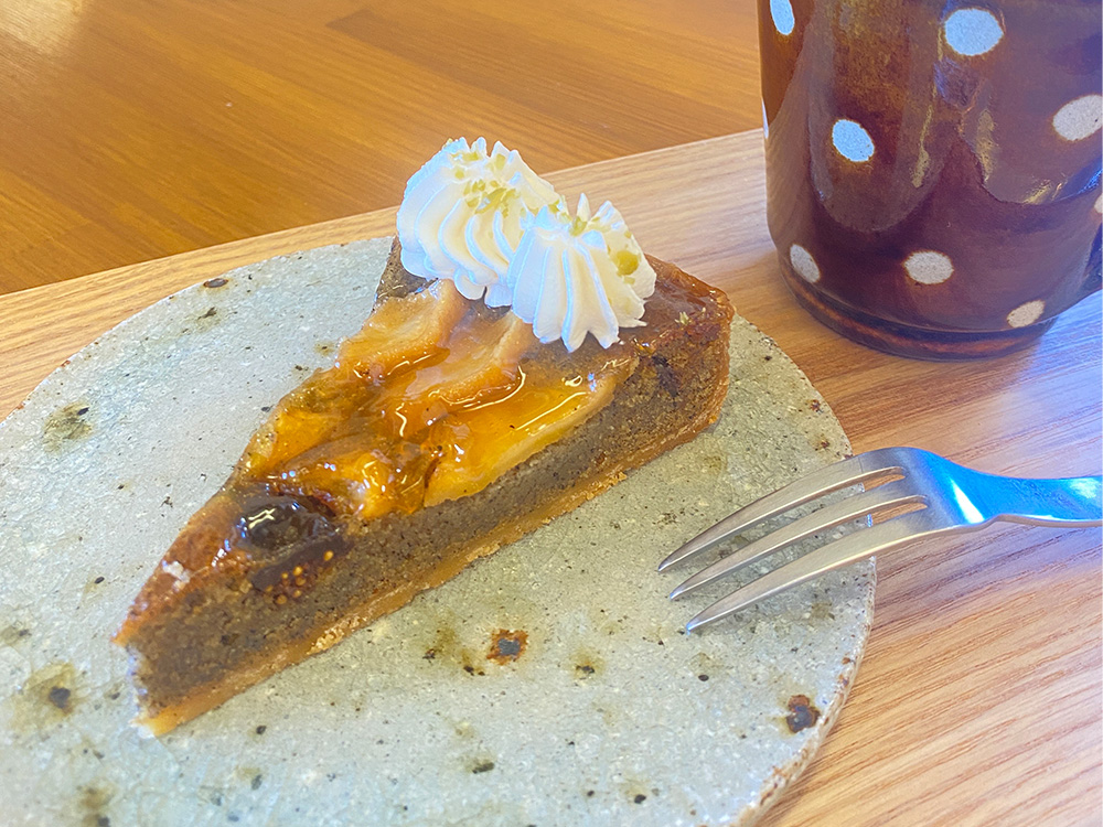 ラフランスと無花果とほうじ茶のタルト