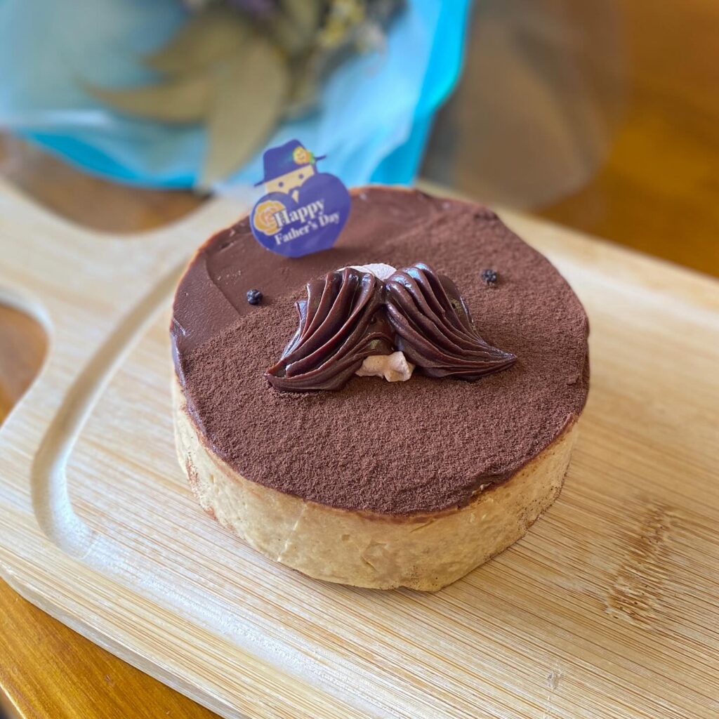 ．．こんにちは️本日も19時までよろしくお願いします6月15日(日)は父の日🏻14日(土)、15日(日)の２日間限定で父の日ケーキを販売します️【父の日ティラミスタルト🥧️】有機栽培のコーヒー豆を挽きたてで濃縮抽出したコーヒーを贅沢に染み込ませたティラミスをタルトにしました。