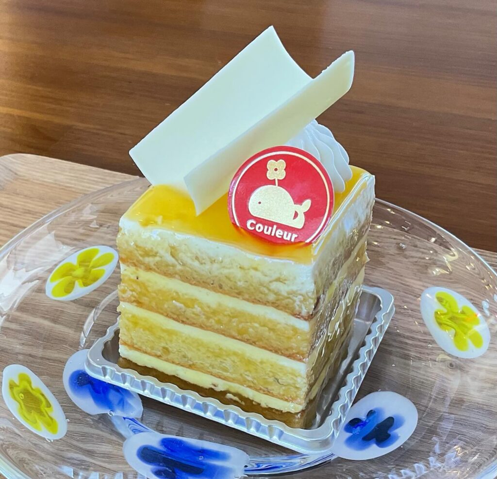 ．．こんにちは️本日も19時までよろしくお願いします夏の新商品のご案内です🥥【ホワイト・パッション】ココナッツとアーモンドの生地にホワイトチョコのクリーム、パッションのシロップを染み込ませたトロピカルなケーキです🏝️️🥥夏の爽やかな一品で素敵なティータイムを🫖